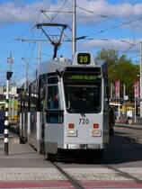 ZGT 6/6 720 in den neuen Farben auf der Trampluslinie 20.
Dieser Strassenbahn hat  Citadis -Sitze.
Centraal Station am 08.10.09
