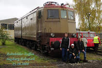 Am 25.10.2009 traf sich eine kleine, �berschaubare Fotografenschar in Augsburg zu einem Spontan-Bahnbilder-Treffen mit Besuch des Bahnparks Augsburg, welcher uns unter dem Motto  60 Jahre Bundesrepublik Deutschland, 60 Jahre Deutsche Bundesbahn und 6 Jahre Bahnpark  eingeladen hatte. Wenn auch in kleiner Runde, hatten wir eine  Mordsgaudi . Wir danken hiermit auch dem freundlichen Fotografen, welcher dieses Foto erm�glichte. V.l.n.r.: Dennis Kraus, Helmut Dimitroff und Julian Hoffrichter.
