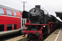 Richtig plaziert... Rauchkammert�r voraus, pr�sentiert sich 41 018 vor ihrem Rundkurs-Sonderzug, welchen sie die n�chsten 2 Stunden durch Buchloe, Kaufering und zur�ck nach Augsburg, am Haken hat. (Augsburg Hbf, 9:30 Uhr, 25.10.2009).