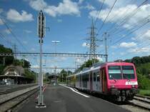 Der wohl k�rzeste und vor allem bunteste NPZ aller Zeiten: der gelbe  Train des Vignes  NPZ schiebt den weiss/rosa Travys Bt vor sich her. 
Puidoux-Chexbres, 21.07.2008