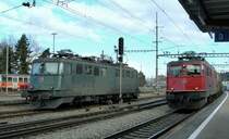 W�hrend die gr�ne Ae 6/6 11444 wartet, f�hrt die rote Ae 6/6 11464 mit ihrem G�terzug durch den Bahnhof Langenthal.
22. November 2006