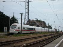 Der ICE hat um 20.44 Uhr nach 8-st�ndiger Zugfahrt sein Ziel Warnem�nde (ICE 1706 M�nchen-Warnem�nde) erreicht. Er wird zur�ck ins Bw Rostock-Dalwitzhof fahren, dort �bernachten, um am n�chsten Morgen 06:58 zur�ck nach M�nchen zu fahren.
02.August 2009