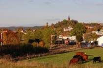 212 309 f�hrt am 18.10.2009 in letzten Abendlicht aus Frankenberg (Eder) aus