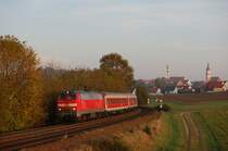 218 399 mit RE 352 am 21.10.2009 bei Sulzbach-Rosenberg. (Wagenreihung: Aimz - Bimz - Aimz - Bimz) Anmerkung: Mein letztes Bild vom Prager an dieser Stelle, durch die Zeitumstellung ist bei Durchfahrt des Zuges das Licht schon weg.