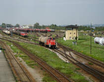 363 706-3 rangiert am 28. August 2009 in M�hldorf einen Kesselwagen.