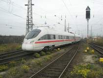 Hier 411 071-4  Oschatz  als ICE1555 von Wiesbaden Hbf. nach Dresden Hbf., bei der Einfahrt am 28.10.2009 in Leipzig Hbf.