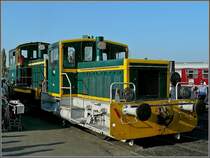 Als Beitrag zum Geburtstag des kleinen Galliers passt der franz�sische  Locotracteur  5130, denn er wird bei der CFV3V liebevoll Id�fix genannt. Er geh�rt der S�rie Y 5100 an und wurde 1964 von De Dietrich gebaut. Heute geh�rt er der CFV3V und wird zum Rangieren in Mariembourg benutzt. Dahinter sieht man noch den Traktor Y 6502 von 1957. Weil die Seriennummer mit Y anf�ngt, hatten diese kleinen Loks den Spitznamen  Yoyo . In den 30 Jahren hatte die SNCF eine ganze Reihe dieser kleinen Dieseltraktoren entwickelt, um die Dampfloks (030-040) zu ersetzen, die bis dahin zum Rangieren und zum Ziehen einzelner Wagen eingesetzt wurden. Die kleinen Traktoren haben ebenfalls den Menschen und das Tier ersetzt. In der Tat war es zu jener Zeit �blich, einzelne Wagen mit Manneskraft oder einer Pferdest�rke mittels Winden zu bewegen. Die St�ckzahl der kleinen Dieselloks belief sich auf 250, sie wurden von Brissoneau, BDR, La Lilloise, Moyse, De Dietrich und Decauville gebaut. Anfangs hatten sie einen Renault Motor, welcher aber sp�ter durch einen Motor von Poyaud ersetzt wurde.  28.09.09 (Hans) 