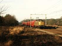Hier ist die 1217 mit G�terzug 45121 Beverwijk-Hagen Vorhalle bei Ginkel unterwegs am 13-1-1997. Bild und scan: Date Jan de Vries.