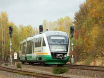 Und noch einmal der bunte Herbst. Am anderen Ende des Bahnhofs Oberkotzau kommt der VGB Desiro um die Kurve und zeigt sich bei den Lichtsignalen im besten Licht. Oktober 2009.