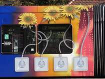 Eine Linie 2 mit auffalender Werbung im Endbahnhof G�nterstal-Dorfstra�e.