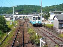 KIHA 32: Bei der Einfahrt in die Station Kubokawa in Süd-Shikoku begegnet auf dem dortigen Abstellgleis KIHA 32 3. 19.September 2009. 