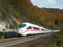 403 022  Solingen  und 403 001  Freiburg im Breisgau  rollen als ICE 518 M�nchen Hbf - Dortmund Hbf mit Fernlicht auf der Geislinger Steige zu Tal. 27.10.09