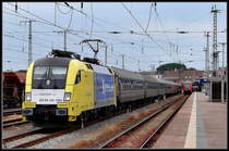 ES 64 U2-062 -boxxpress- vor einem Fu�ballfan-Sonderzug in Stralsund.
am 15.06.08 