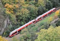 Ein Talent der RegioBahn schl�ngelt sich durchs Ahrtal - kurz hinter Altenahr - 18.10.2009
