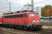 Selten sind sie geworden, die 110er, deshalb lohnt sich jedes Bild von ihnen. Am 26.10.2009 konnte ich in Ulm  gl�cklicherweise ein weiteres Lokportrait einer 110er anfertigen. Es handelt sich um die M�nchner 110 443-9, welche in wenigen Minuten einen aus modernisierten Silberlingen gebildeten Regionalzug aus Ulm nach Regensburg ziehen wird.