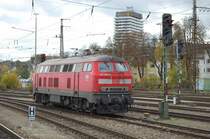 W�hrend die eine 218 noch auf Rangiererlaubnis wartet, ist die mit Bahnr�umer ausgestattete 218 496-8, welche zuvor einen IRE aus Lindau nach Ulm bef�rdert hat, schon flei�ig am Rangieren. Das Bild entstand am 26.10.2009 in Ulm.