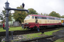 Ob man so fr�her die Dieselloks gewaschen hat? Oder so die Wasservorr�te erg�nzt? 217 001-7 im Bahnpark zu Augsburg. (25.10.2009).