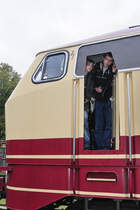 Ganz nett eng: Dennis und Julian (mit angepa�ter K�rpergr��e) in 217 001-7. Und der Fotograf stand im Regen... (25.10.2009, Bahnpark Augsburg).