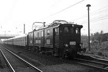 In Gaschwitz wurde Kopf gemacht. Danach ging es �ber Markkleeberg und Leipzig-Leutzsch auf den G�terring, �ber den der Zug dann Leipzig in Richtung Torgau wieder verlie�. Wegen des starken Gegenlichts in Gaschwitz habe ich mich f�r die schwarz/wei� Variante entschieden, 29.10.2009.  