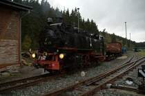 99 731 stand am Abend des 04.10.09 mit ihren kurzem G�terzug in Sch�nheide S�d an der Rollwagengrube.