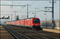 Auch hier von einer etwas anderen Perspektive festgehalten: Der achtfache Lokzug, unterwegs zur Belastungsprobe der neuen Tullner Donaubr�cke, am 25.10.2009 in Wien Haidestra�e.