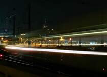 Night-Shot Impression am K�lner Hbf, ein ICE 3 verl�sst den Hbf bei 15 sec. Belichtngszeit  aufgenommen am 28.10.09