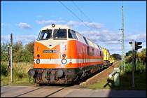 LOCON 301 ist am 29.09.2009 mit einem EDK im Schlepp in Richtung Rostock unterwegs, hier zwischen Hbf Stralsund und Hp Gr�nhufe.