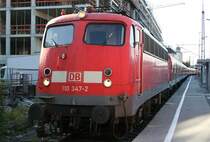 Die 110 347-2 steht im Sandwich mit einer BR111 als RE Verst�rker in M�nchen HBF, aufgenommen am 20.10.2009