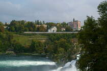 Vom Haltepunkt  Schloss Laufen  (KBS 742) hat man einen sch�nen Blick �ber den Rheinfall, hin�ber zur Strecke Schaffhausen-Z�rich (KBS 760). Am 25. September 2009 hat der ICE-T den Bahnhof Neuhausen am Rheinfall verlassen und strebt nun seinem Endbahnhof Z�rich entgegen.
