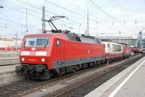 Die 103 132-7 wird am Nachmittag des 28.10.2009 von 120 154-0 mit 60 Km/h nach Dessau zum Verschrotten gefahren. Die zweite 120er, die 120 109-4 dient als Bremslok, da die 103 132-7 so gut wie keine technischen Einrichtungen mehr hat. Das Foto entstand im M�nchner Hbf kurz vor der Abfahrt in Richtung N�rnberg. 
