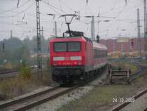 143-083-4 dr�ckt ihren RE aus dem Bahnhof Nienburg/Weser hinaus Richtung Minden. Am 24.10.2009.