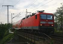 RE17233 f�hrt am 03.05.05 mit 143157-6 als Zuglok durch Niederwartha.