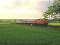 143-572 f�hrt am Abend des 19.05.2005 mit einer RegionalBahn von Bebra nach Eisenach. Dieser Zug ist als  Sandwich   mit einer weiteren BR 143 + Halberst�dter Wagen unterwegs. (BR143- 4x Halberst�dter Wagen- BR143- 4xHalberst�dter Wagen, Aufgenommen bei Eisenach)