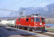 RhB G�terzug 5773 von Landquart nach Ilanz vom 17.03.1999 Einfahrt Untervaz mit E-Lok Ge 4/4II 612 - Haikv 5102. Hinweis: in Untervaz wurden weitere 13 Schiebewandwagen an den Valser-Wasserzug angekuppelt!