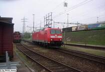 Die DB 185 018 machte am 16.4.05 in Rangierbahnhof von Muttenz einige Man�ver, bevor sie nach Deutschland zur�ck fuhr.
