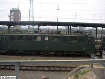 Die Ae 6/6 11451 ''Winterthur'' steht am 16.4.05 in Muttenz, sie ist eine der wenigen Ae 6/6, die noch ein Wappen haben und sie auch schon umgebaute F�hrerst�nde.