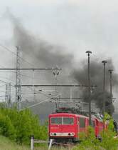 Der Bahntag am 21.5.2005 in Elstal: Da brennt nix, da ist wohl gerade auf der 35er eine Schippe Steinkohle nachgelegt worden. Vorn die 155007. Die anderen Maschinen waren leider nicht fotogen abgestellt worden. Vor jeder Lok fast mittig ein Lichtmast. Schade, es w�re auch anders gegangen. Ansonsten aber ein sch�ner Tag.
