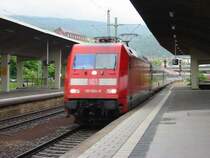 101-024 mit �BB Wagen in Heidelberg Hbf.