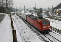 145 022-0 arbeitet sich am 23.02.05 mit IC2151 bei Freital durch den Schnee.