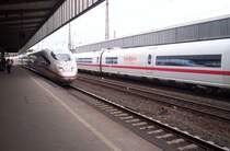 Zwei mal ICE 3 Doppelzug, zweimal die gleiche ICE-Linie! Grade bei der einfahrt ist ICE 613 von Dortmund nach M�nchen �ber Duisburg, K�ln, Frankfurt, Stuttgart, Ulm und Augsburg. Dahinter ICE 513 aus M�nchen nach Dortmund. Die beiden Z�ge traffen sich in Essen Hbf am 22.05.2005.