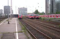 Essen Hbf. Der 425 054-4 ist bei einer Rangierfahrt. Daneben stehn mehrere 420er die auf ihren n�chsten einsatz warten. 22.05.2005
