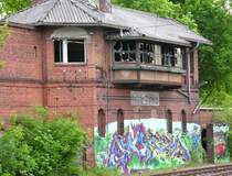 Bahnhof Berlin Wannsee am 21.5.2005, ehemaliges Fahrdienstleiter-Stellwerk, stillgelegt 1993, jetzt  Kunstobjekt .