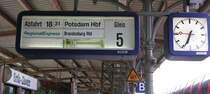 Bahnhof Berlin Wannsee am 21.5.2005. Zugzielfalschanzeiger f�r den RE 1 nach Magdeburg