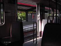 DT3 Es sind die T�ren offen die normalerweise nicht offen sind dort ist auch kein Bahnsteig.Aufgenommen in Barmbek