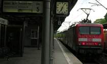 Der versp�tete RE1 mit 114024 nach Magdeburg in Berlin Wannsee mit unvollst�ndiger Zugzielanzeige am 21.5.2005.