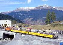 RhB Tunnel-Besichtigungszug Selfranga - Vereina-Tunnel f�r Tag des offenen Tunnels vom 24.10.1998 in Selfranga mit B�2093 - B� 2095 - B� 2094 - B� 2099 - Tmf 2/2 90. Hinweis: An diesen Tag waren drei dieser abgebildeten Kompos mit allen 12 2-achsigen Bernina-Aussichtswagen im Einsatz. Die Besucher wurden durch eine Kompo im Pendelverkehr von Klosters durch den Zugwaldtunnel nach Selfranga hochbef�rdert. Hier konnte die Baustelleneinrichtung und das Planb�rogeb�ude mit Vortr�gen besuchtigt werden. Mit zwei Kompos wurde im Wechsel der Vereinatunnel mehrere Kilometer befahren.