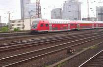 Ein 766.2 Doppelstock Steuerwagen verl�sst als RE2 den Hbf von Essen in Richtung M�nster(Westf). 22.05.2005