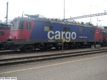 Die Re 620 033-1 ''Muri AG'' stand am 16.4.05 mit einer Re 4/4'' in Muttenz.