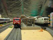 185-045 von M�rklin mit Doppelstockwagen und die 143-001 mit Flachwagen. M�rklin H0 Eisenbahnplatte ist von mir.