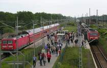 21.05.2005, Bahntag mit Bahnhofsfest in Elstal (Wustermark Rbf), hier die Ankunft des Sonderzuges aus Berlin-Spandau mit historischen Wagen und links der RE 4 mit der 112110 nach Rathenow. Die f�r den Sonderzug versprochene 52er war leider defekt, so da� die 143874 als Ersatz verwendet wurde.